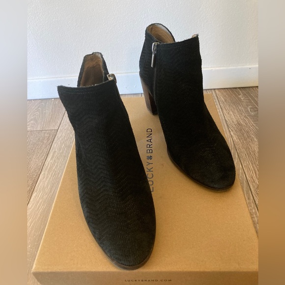Beautiful black Lucky Brand booties with subtle textured pattern, 8.5 - Picture 2 of 4